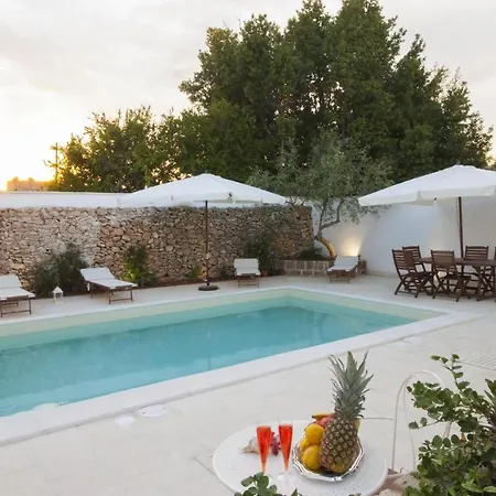 Luxury Courtyard Mono *