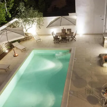 Luxury Courtyard Mono *